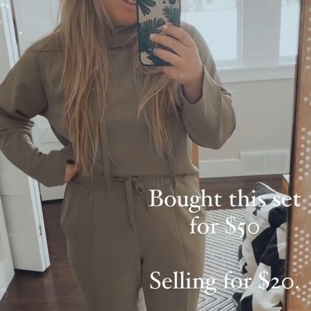 Green track suit + brallette.